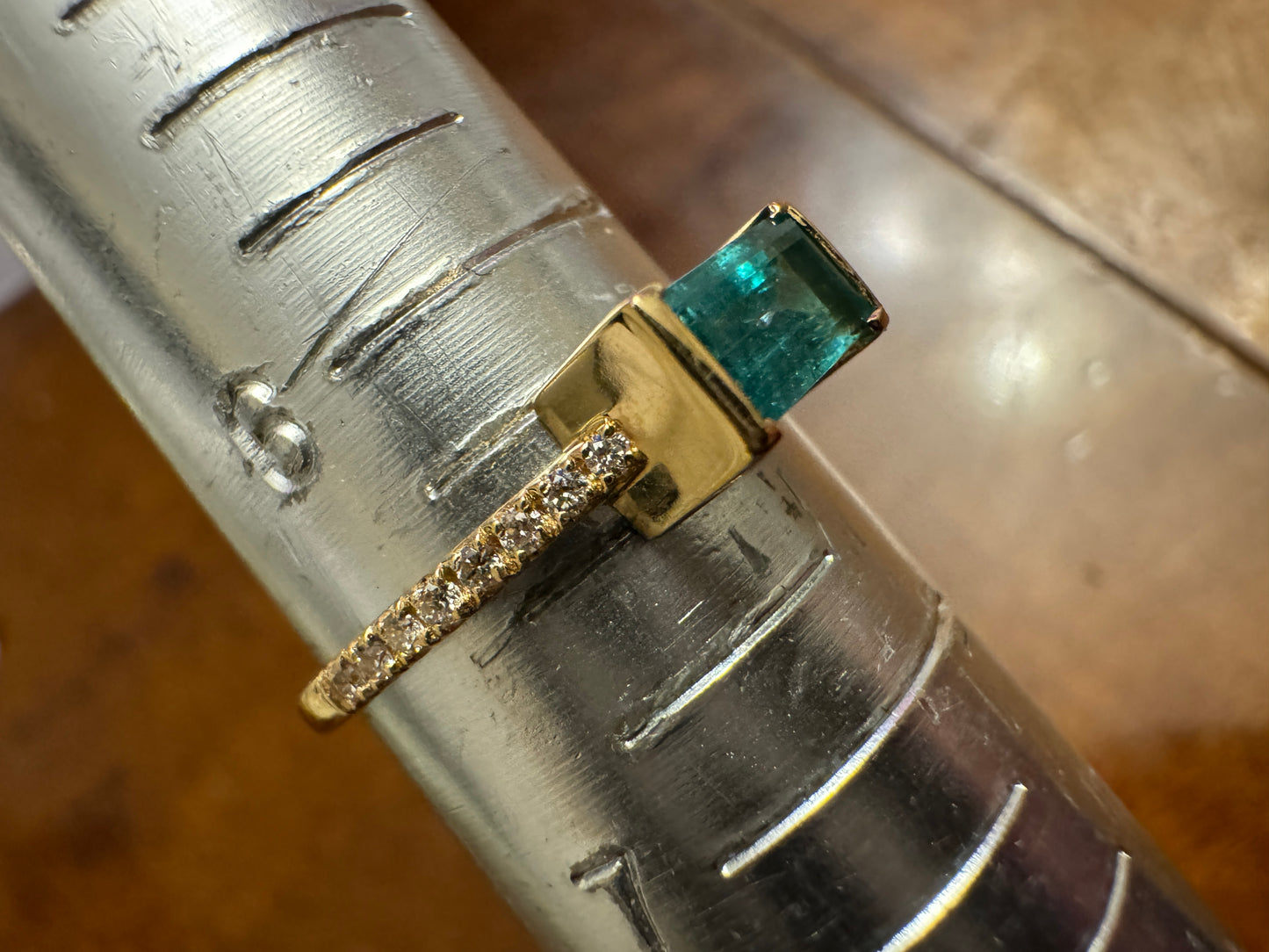 18K Gold EMERALD & DIAMONDS Ring