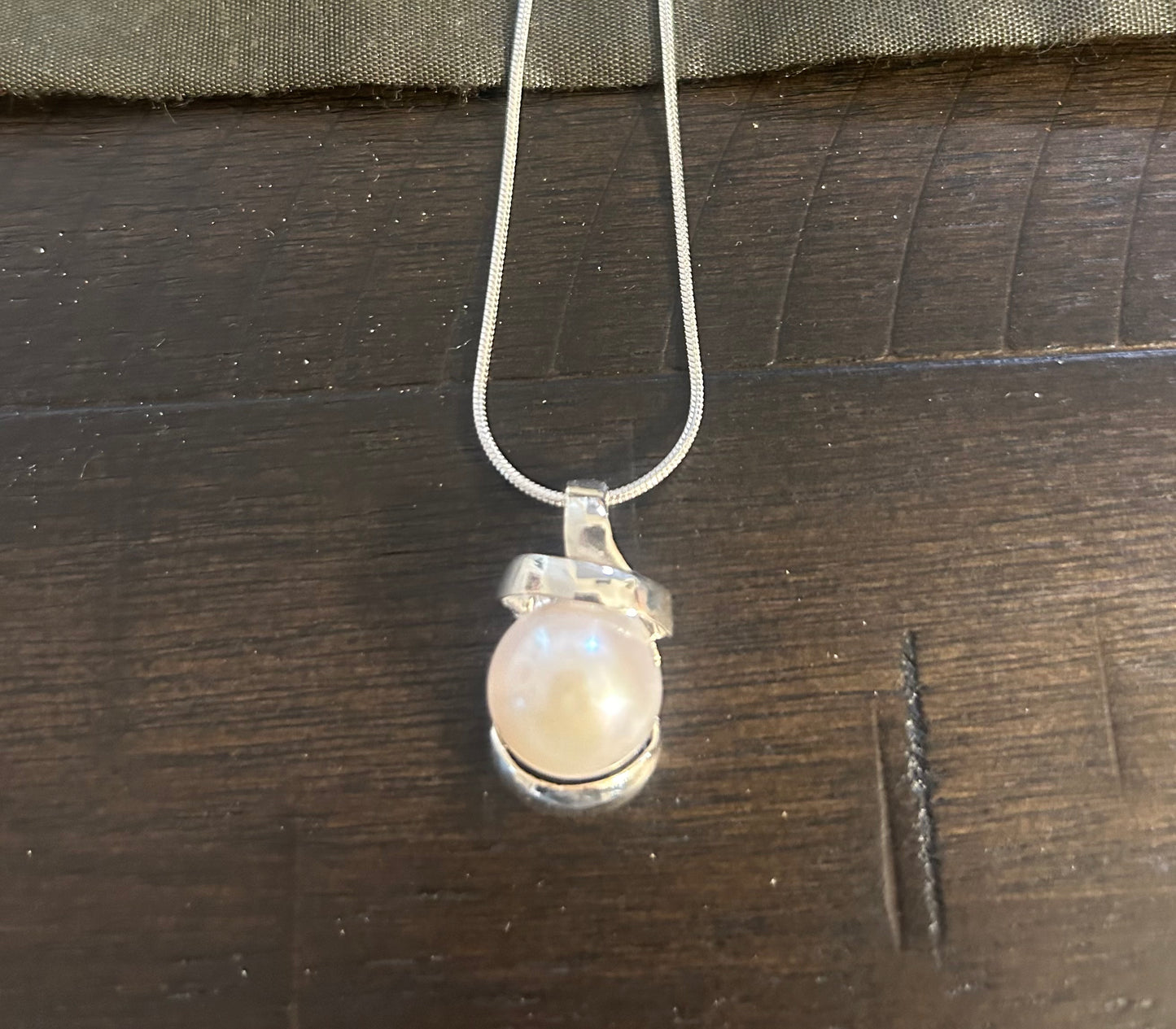 Freshwater Pearl in Silver Round.