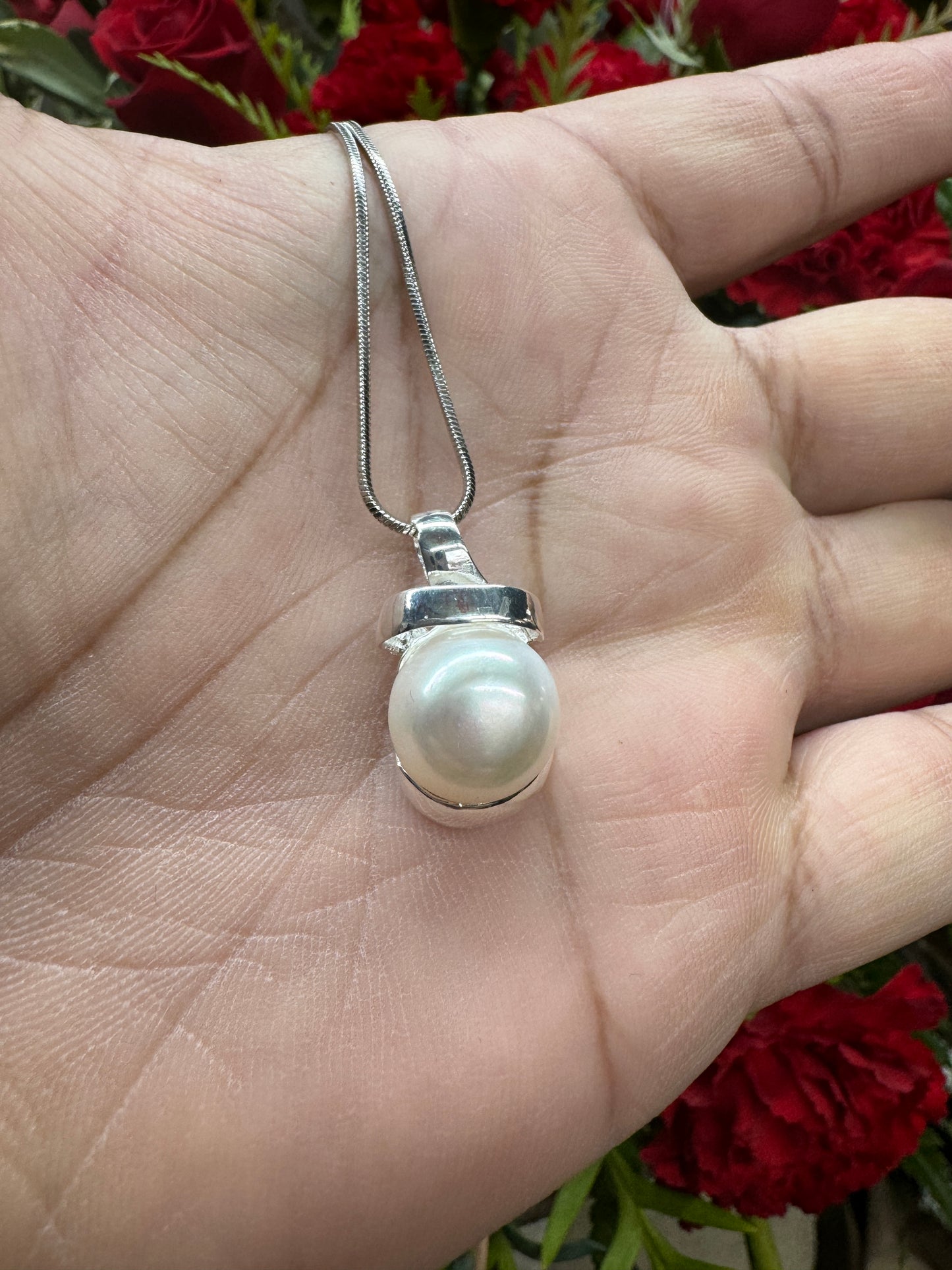 Freshwater Pearl in Silver Round.