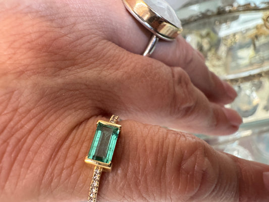 18K Gold EMERALD & DIAMONDS Ring